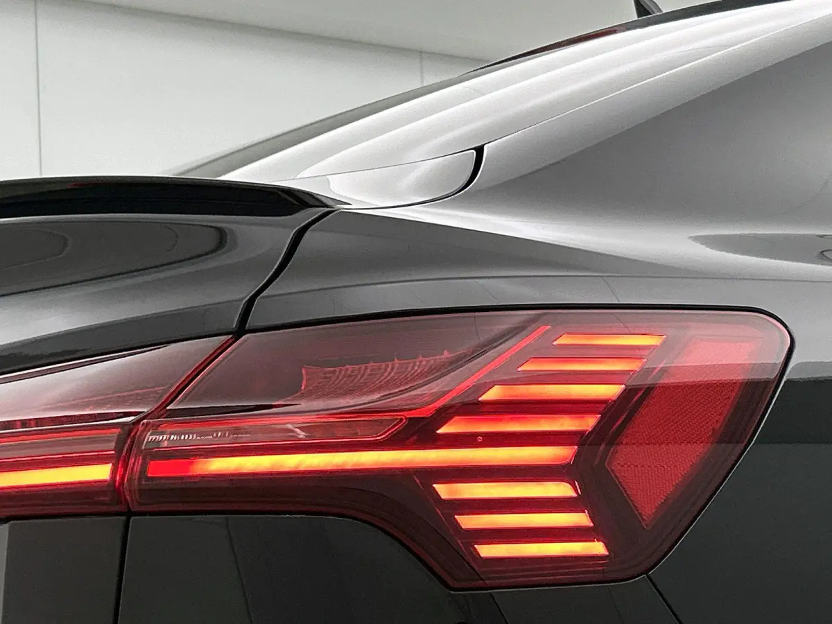 55 quattro S Edition 115 kWh | Navigatie | Zwart pakket | Cruise control | Panorama dak | Stoelverwarming |