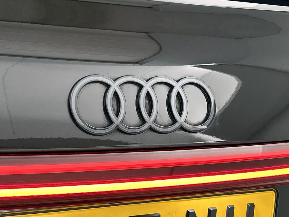 55 quattro S Edition 115 kWh | Navigatie | Zwart pakket | Cruise control | Panorama dak | Stoelverwarming |