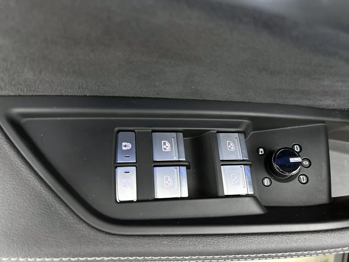 55 quattro S Edition 115 kWh | Navigatie | Zwart pakket | Cruise control | Panorama dak | Stoelverwarming |