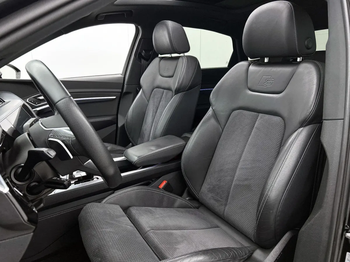 55 quattro S Edition 115 kWh | Navigatie | Zwart pakket | Cruise control | Panorama dak | Stoelverwarming |