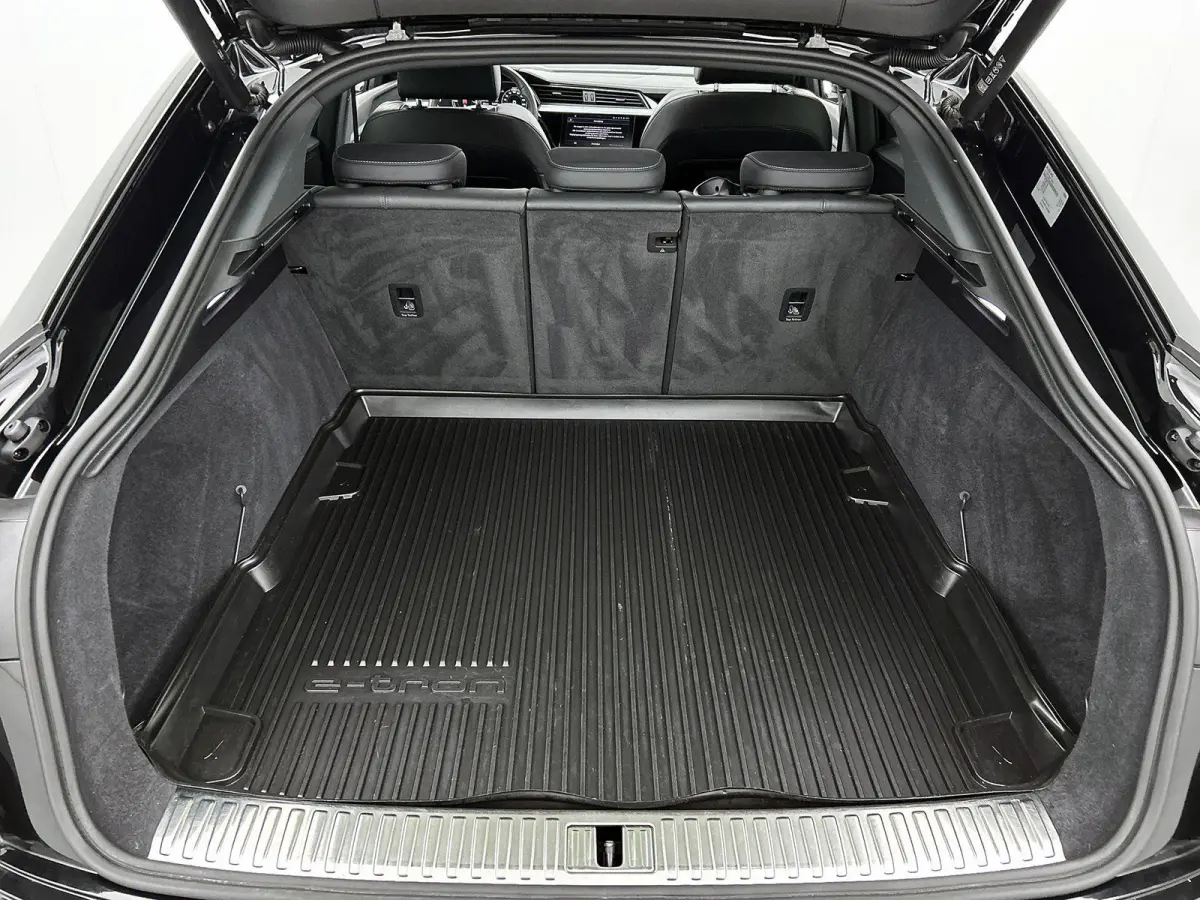 55 quattro S Edition 115 kWh | Navigatie | Zwart pakket | Cruise control | Panorama dak | Stoelverwarming |