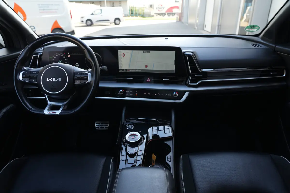 1.6 T-GDi Hybrid GT-PlusLine | 230PK | Panoramadak | 360°Camera | Trekhaak | Deze zeer complete Kia Sportage GT-PlusLine Hybrid met 230 pk combineert een moderne, krachtige uitstraling met 