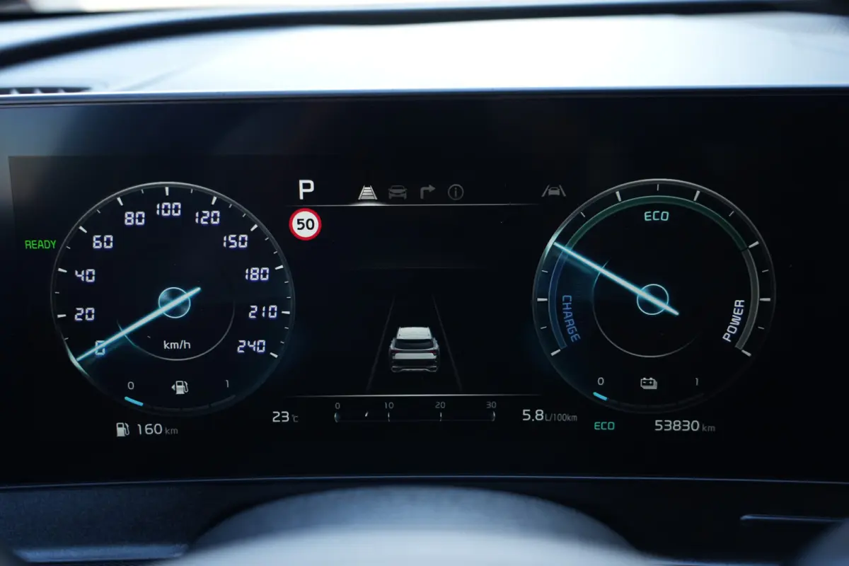 1.6 T-GDi Hybrid GT-PlusLine | 230PK | Panoramadak | 360°Camera | Trekhaak | Deze zeer complete Kia Sportage GT-PlusLine Hybrid met 230 pk combineert een moderne, krachtige uitstraling met 