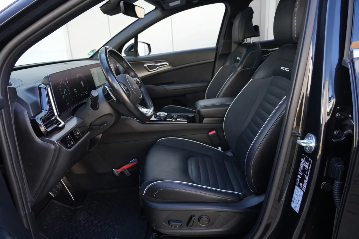 1.6 T-GDi Hybrid GT-PlusLine | 230PK | Panoramadak | 360°Camera | Trekhaak | Deze zeer complete Kia Sportage GT-PlusLine Hybrid met 230 pk combineert een moderne, krachtige uitstraling met 