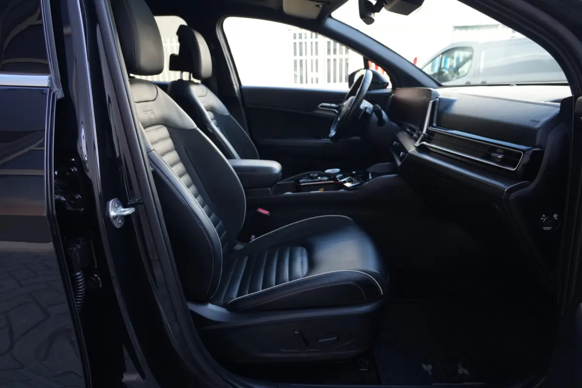 1.6 T-GDi Hybrid GT-PlusLine | 230PK | Panoramadak | 360°Camera | Trekhaak | Deze zeer complete Kia Sportage GT-PlusLine Hybrid met 230 pk combineert een moderne, krachtige uitstraling met 