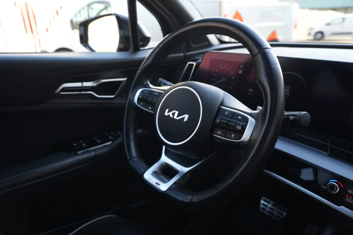 1.6 T-GDi Hybrid GT-PlusLine | 230PK | Panoramadak | 360°Camera | Trekhaak | Deze zeer complete Kia Sportage GT-PlusLine Hybrid met 230 pk combineert een moderne, krachtige uitstraling met 
