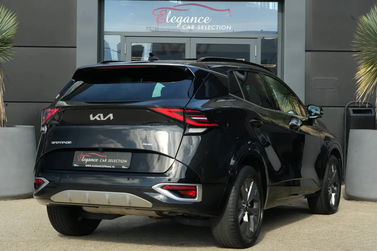 1.6 T-GDi Hybrid GT-PlusLine | 230PK | Panoramadak | 360°Camera | Trekhaak | Deze zeer complete Kia Sportage GT-PlusLine Hybrid met 230 pk combineert een moderne, krachtige uitstraling met 