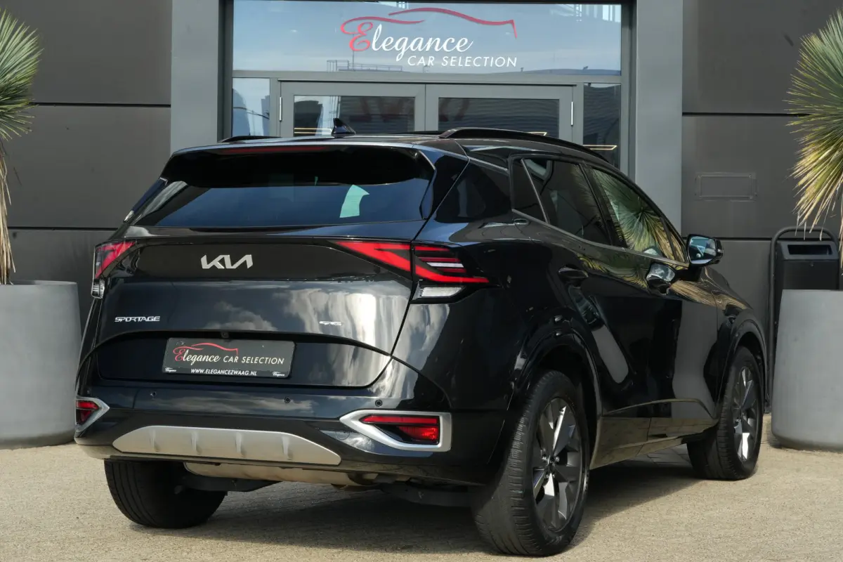 1.6 T-GDi Hybrid GT-PlusLine | 230PK | Panoramadak | 360°Camera | Trekhaak | Deze zeer complete Kia Sportage GT-PlusLine Hybrid met 230 pk combineert een moderne, krachtige uitstraling met 