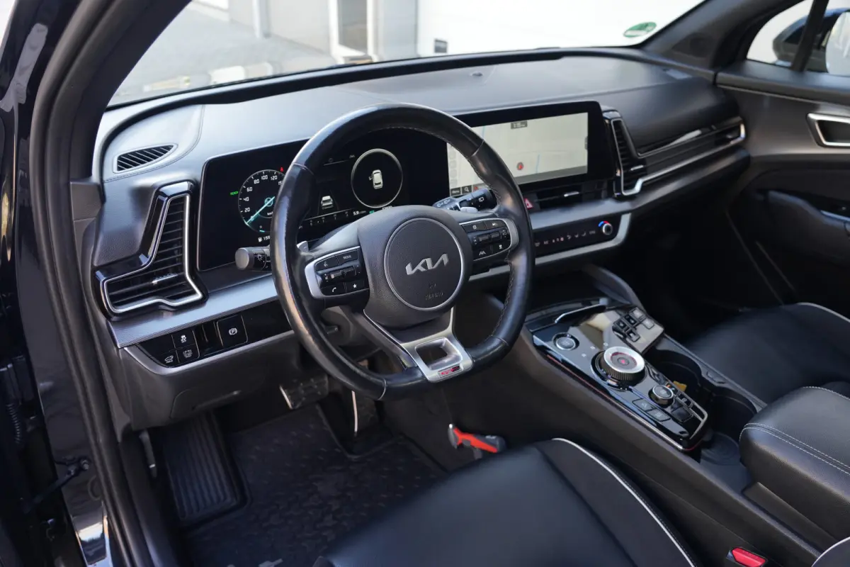 1.6 T-GDi Hybrid GT-PlusLine | 230PK | Panoramadak | 360°Camera | Trekhaak | Deze zeer complete Kia Sportage GT-PlusLine Hybrid met 230 pk combineert een moderne, krachtige uitstraling met 
