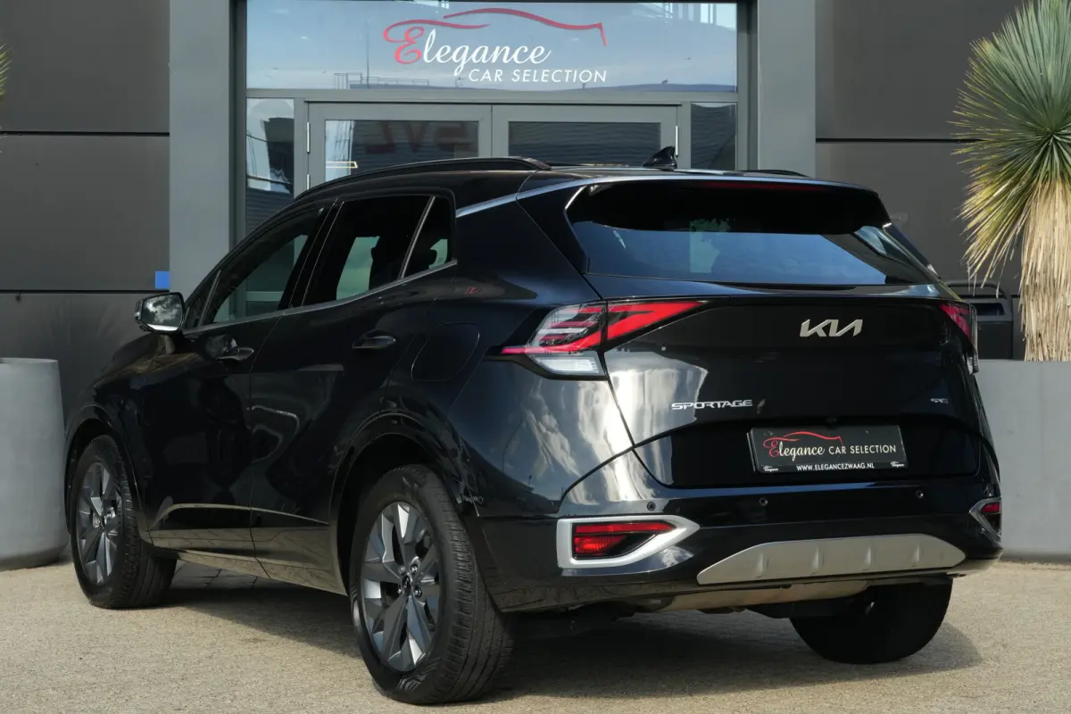 1.6 T-GDi Hybrid GT-PlusLine | 230PK | Panoramadak | 360°Camera | Trekhaak | Deze zeer complete Kia Sportage GT-PlusLine Hybrid met 230 pk combineert een moderne, krachtige uitstraling met 