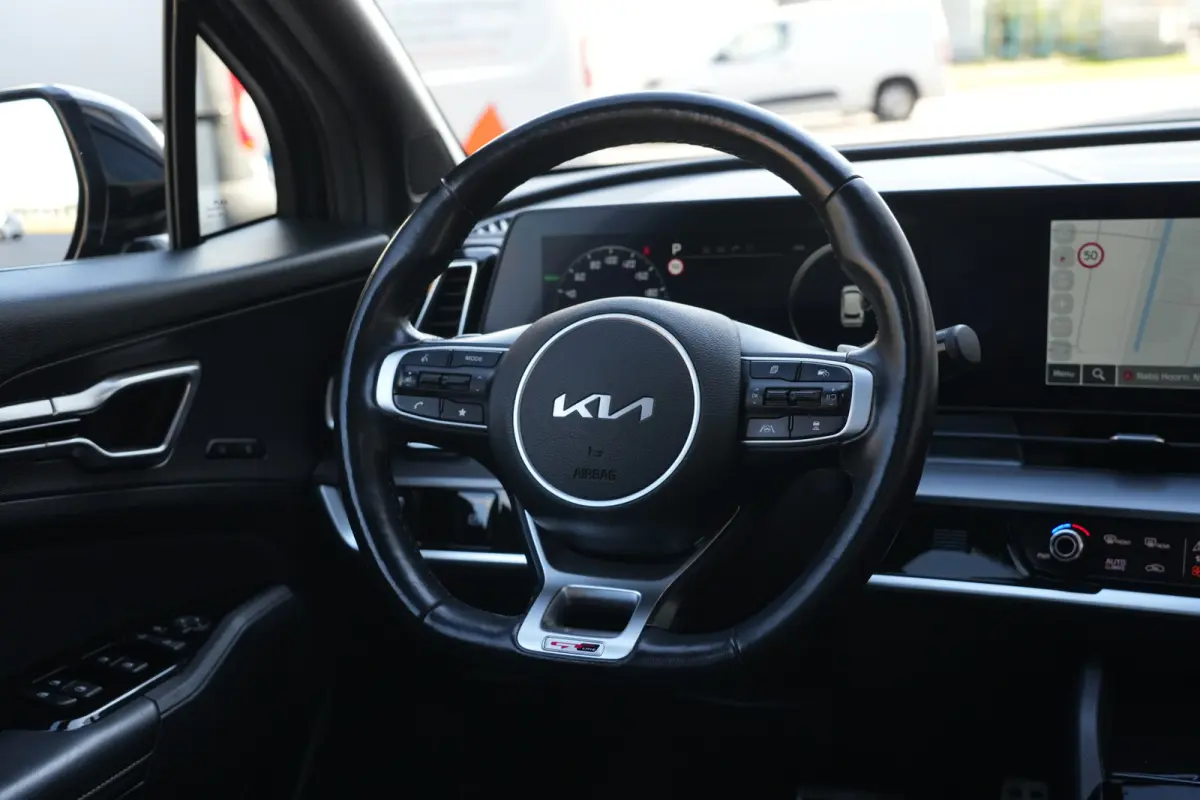 1.6 T-GDi Hybrid GT-PlusLine | 230PK | Panoramadak | 360°Camera | Trekhaak | Deze zeer complete Kia Sportage GT-PlusLine Hybrid met 230 pk combineert een moderne, krachtige uitstraling met 