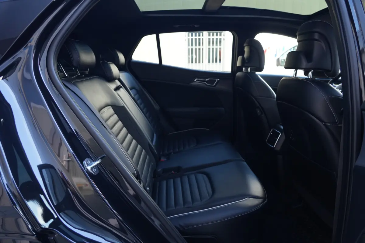 1.6 T-GDi Hybrid GT-PlusLine | 230PK | Panoramadak | 360°Camera | Trekhaak | Deze zeer complete Kia Sportage GT-PlusLine Hybrid met 230 pk combineert een moderne, krachtige uitstraling met 