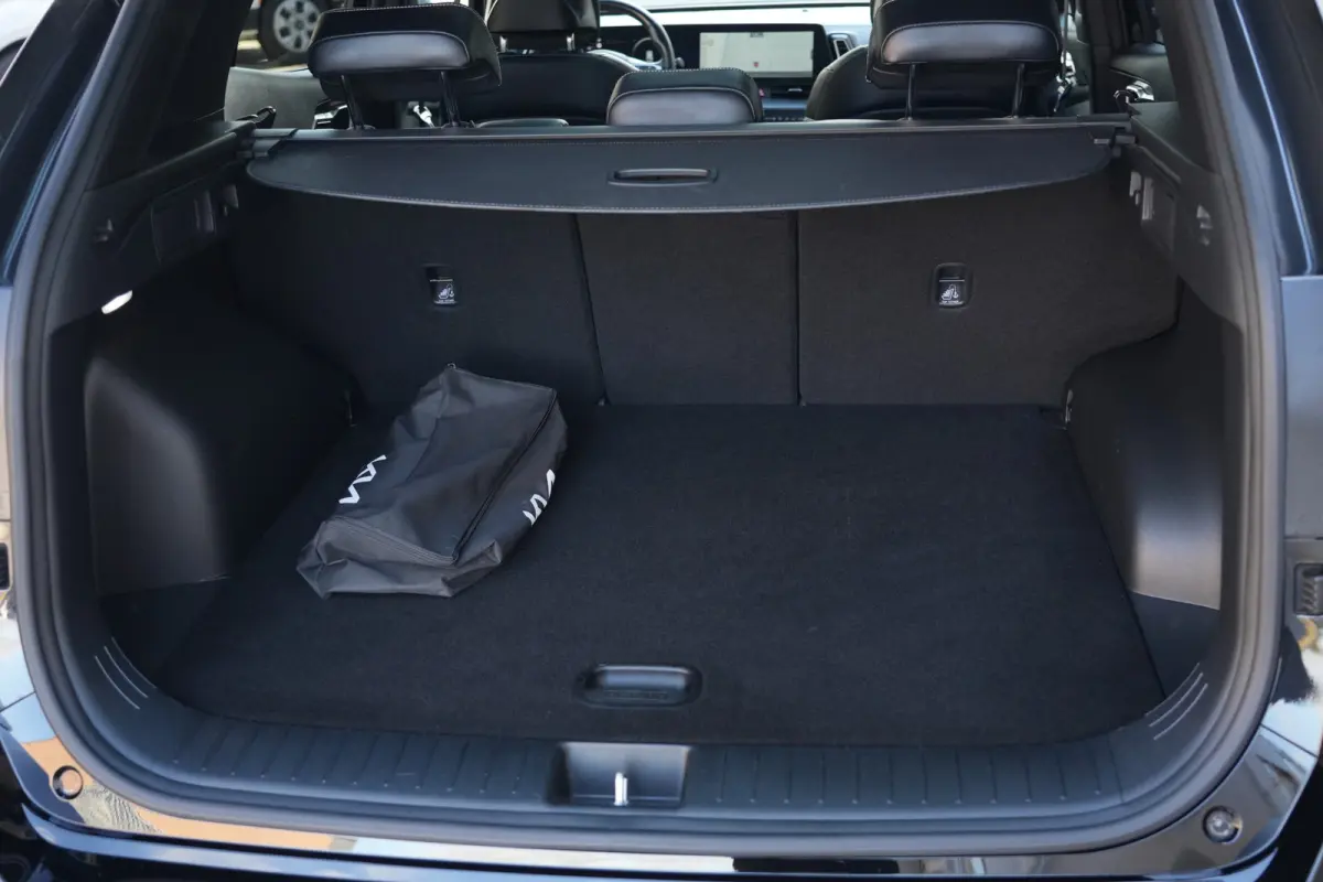 1.6 T-GDi Hybrid GT-PlusLine | 230PK | Panoramadak | 360°Camera | Trekhaak | Deze zeer complete Kia Sportage GT-PlusLine Hybrid met 230 pk combineert een moderne, krachtige uitstraling met 