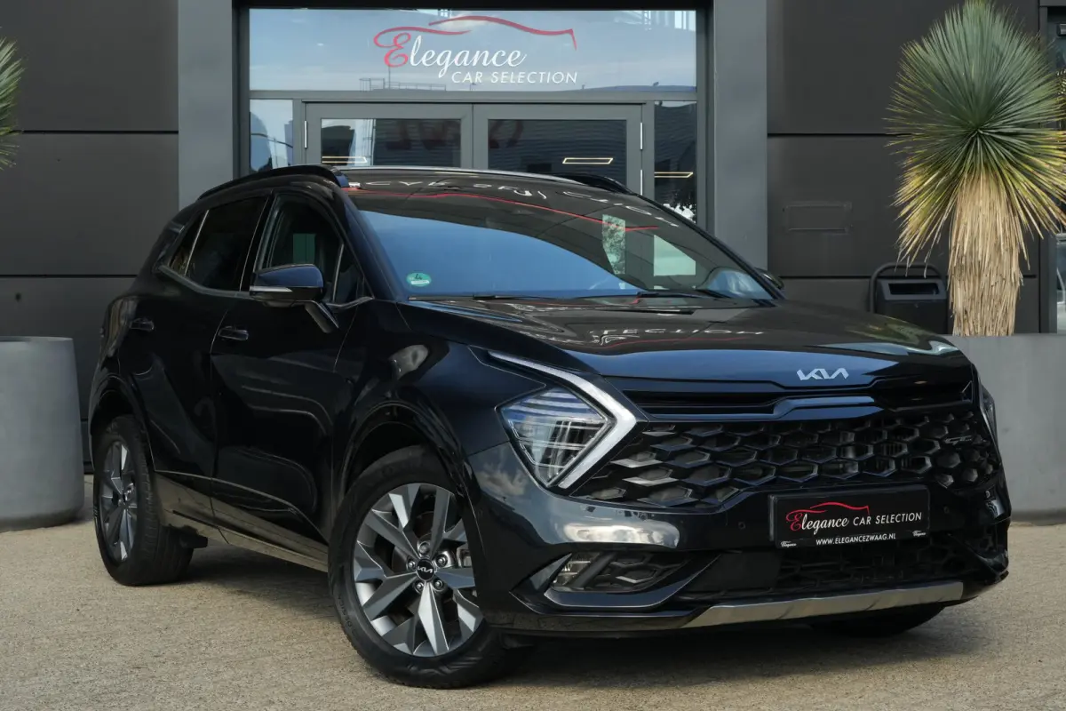 1.6 T-GDi Hybrid GT-PlusLine | 230PK | Panoramadak | 360°Camera | Trekhaak | Deze zeer complete Kia Sportage GT-PlusLine Hybrid met 230 pk combineert een moderne, krachtige uitstraling met 
