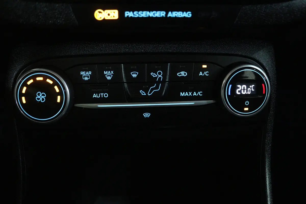 1.0 EcoBoost Titanium (CAMERA, CRUISE CONTROL ADAPTIEF, NAVIGATIE, PARKEERSENSOREN)