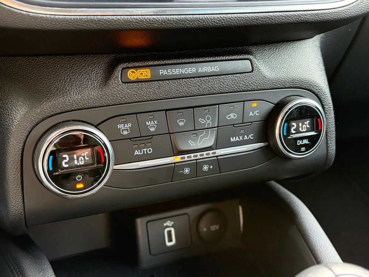 1.0 125 PK Titanium | DEALER ONDERHOUDEN| NAVIGATIE + APPLE CARPLAY/ANDROID AUTO| KEYLESS ENTRY & START| FULL LED| PARKEERSENSOREN V+A| CLIMATE CONTROL| DAB| CRUISE CONTROL|