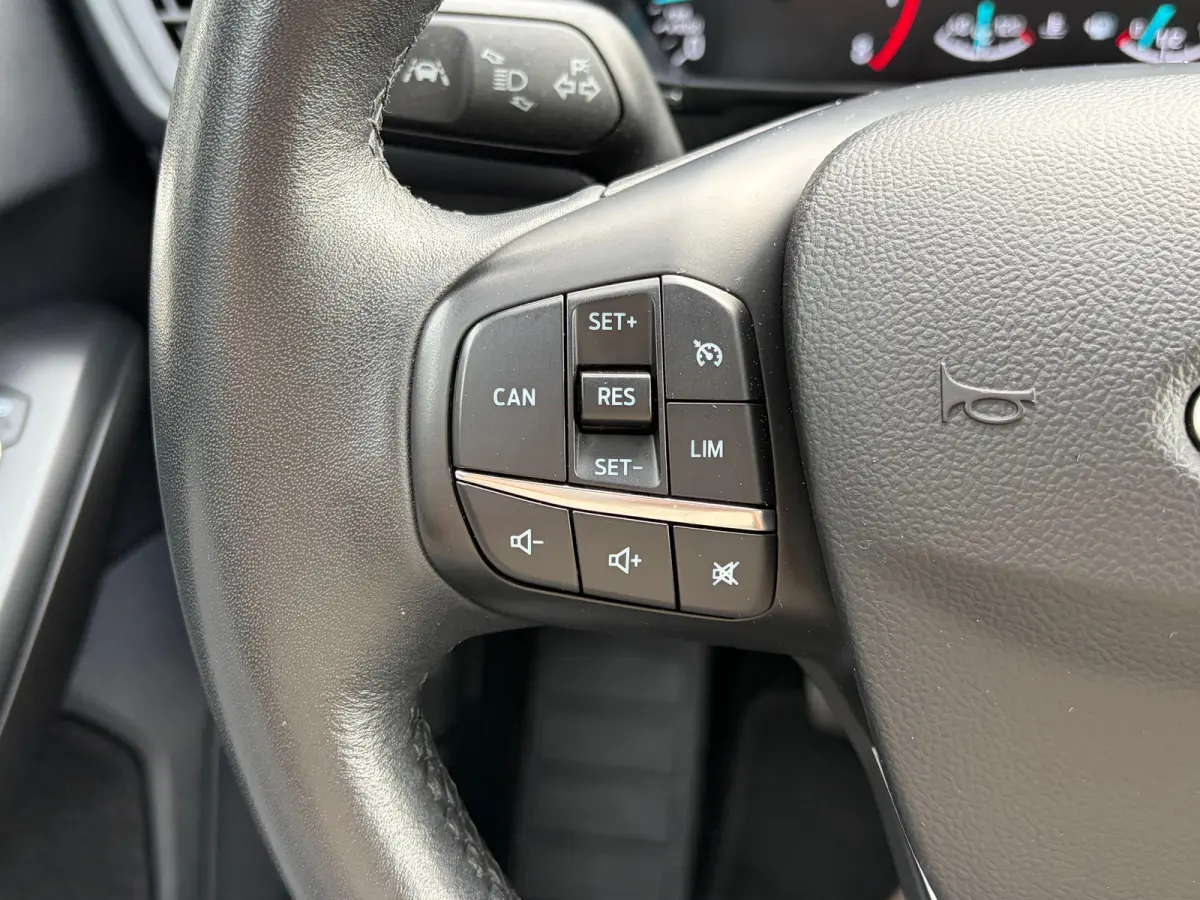 1.0 125 PK Titanium | DEALER ONDERHOUDEN| NAVIGATIE + APPLE CARPLAY/ANDROID AUTO| KEYLESS ENTRY & START| FULL LED| PARKEERSENSOREN V+A| CLIMATE CONTROL| DAB| CRUISE CONTROL|