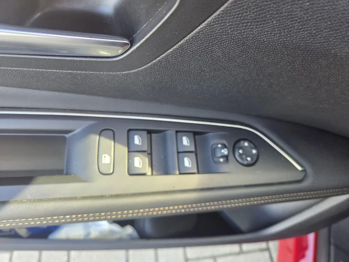 1.2 Hybrid 136 GT Auto komt 17-10 binnen l Focal speakers l Black pack l Camera