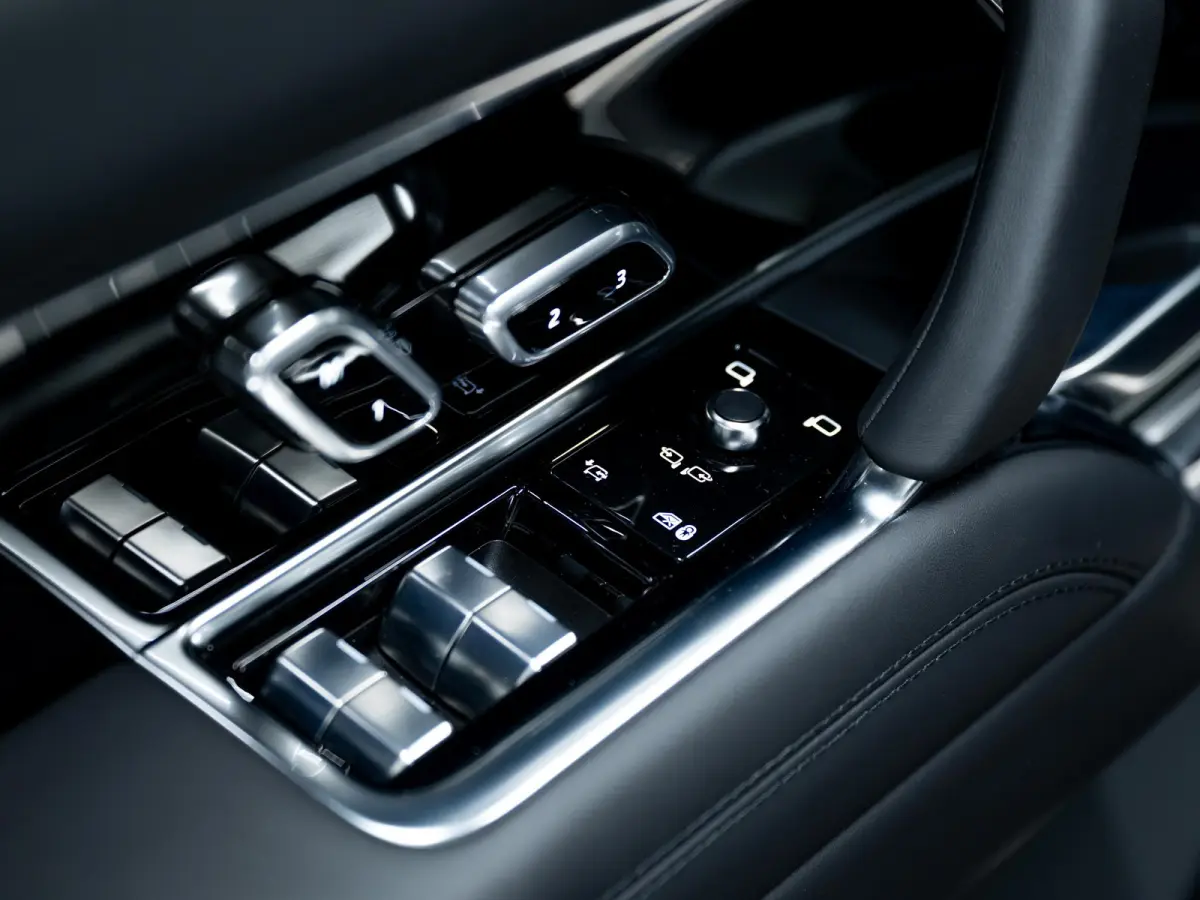 3.0 P550e Autobiography PHEV | Trekhaak | Koelbox | Massage | Signature Audio | Vierwielbest. | ACC | HUD |