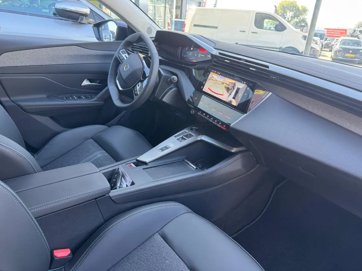 1.6 HYbrid 225 EAT8 Allure Avantage | Camera voor & achter | NL auto | AGR bestuurdersstoel | Stoelverwarming | Automaat | On-board charger 7,4kW | Comfort Pack