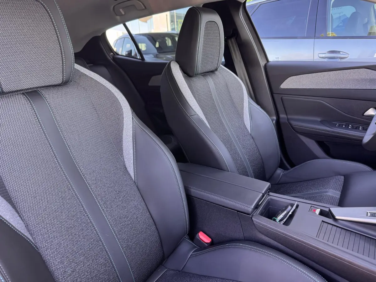 1.6 HYbrid 225 EAT8 Allure Avantage | Camera voor & achter | NL auto | AGR bestuurdersstoel | Stoelverwarming | Automaat | On-board charger 7,4kW | Comfort Pack