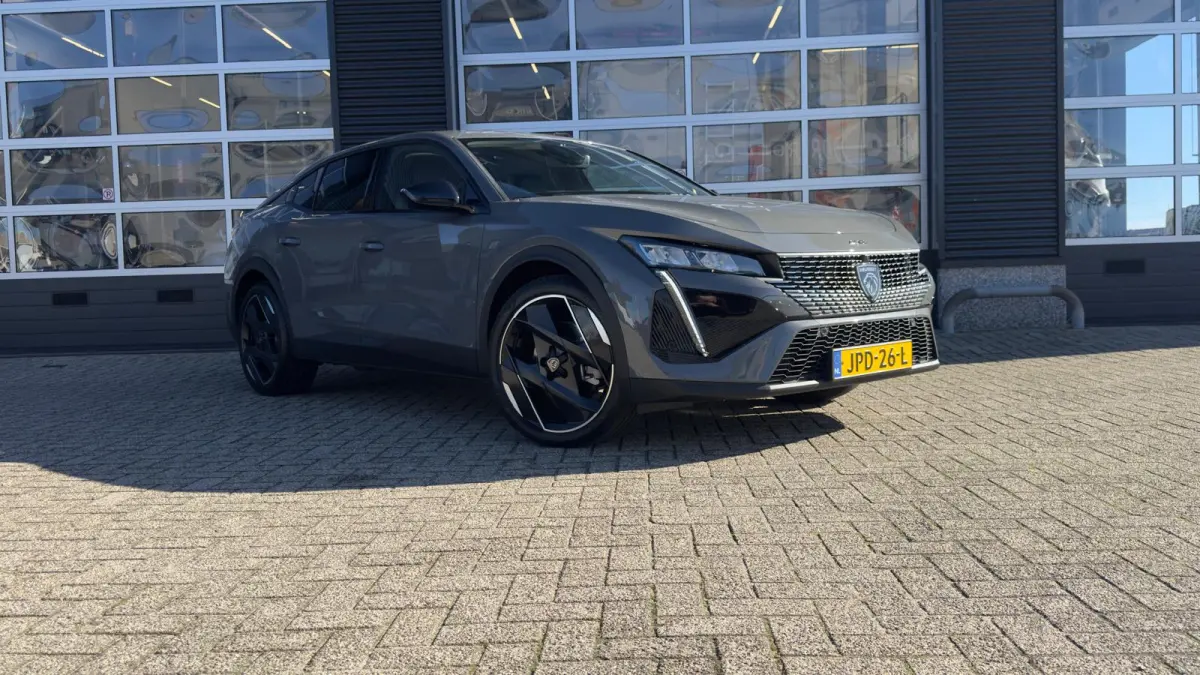 1.6 HYbrid 225 EAT8 Allure Avantage | Camera voor & achter | NL auto | AGR bestuurdersstoel | Stoelverwarming | Automaat | On-board charger 7,4kW | Comfort Pack