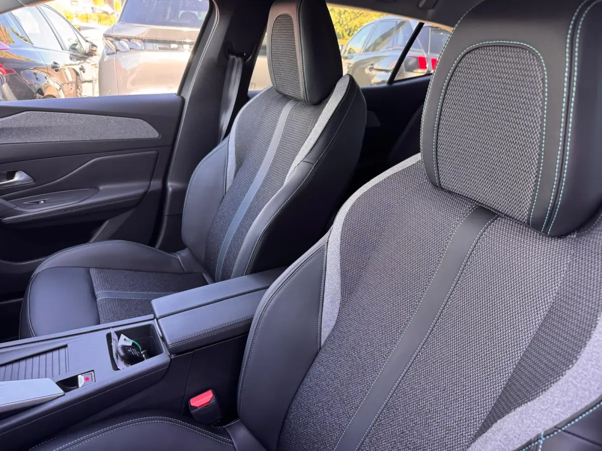 1.6 HYbrid 225 EAT8 Allure Avantage | Camera voor & achter | NL auto | AGR bestuurdersstoel | Stoelverwarming | Automaat | On-board charger 7,4kW | Comfort Pack