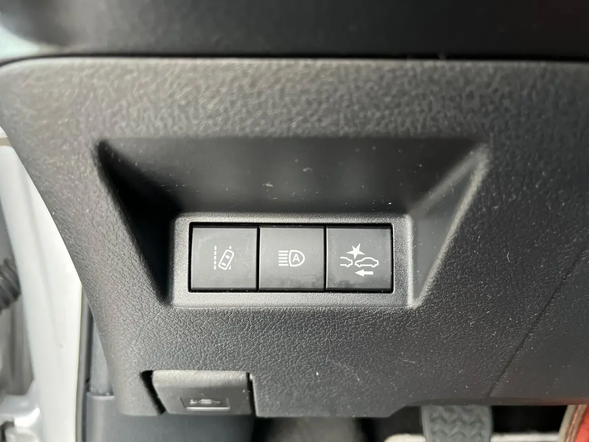 1.5 VVT-i Dynamic 5drs - Full Map Navi | cruise control | sensoren | trekhaak | bluetooth | All Season banden