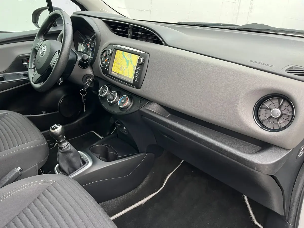 1.5 VVT-i Dynamic 5drs - Full Map Navi | cruise control | sensoren | trekhaak | bluetooth | All Season banden