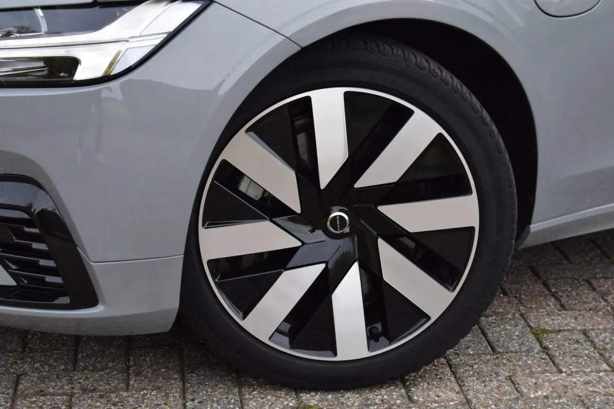 2.0 T6 Plug-in hybrid AWD Plus Dark | NL Auto | Trekhaak | Harman Kardon |