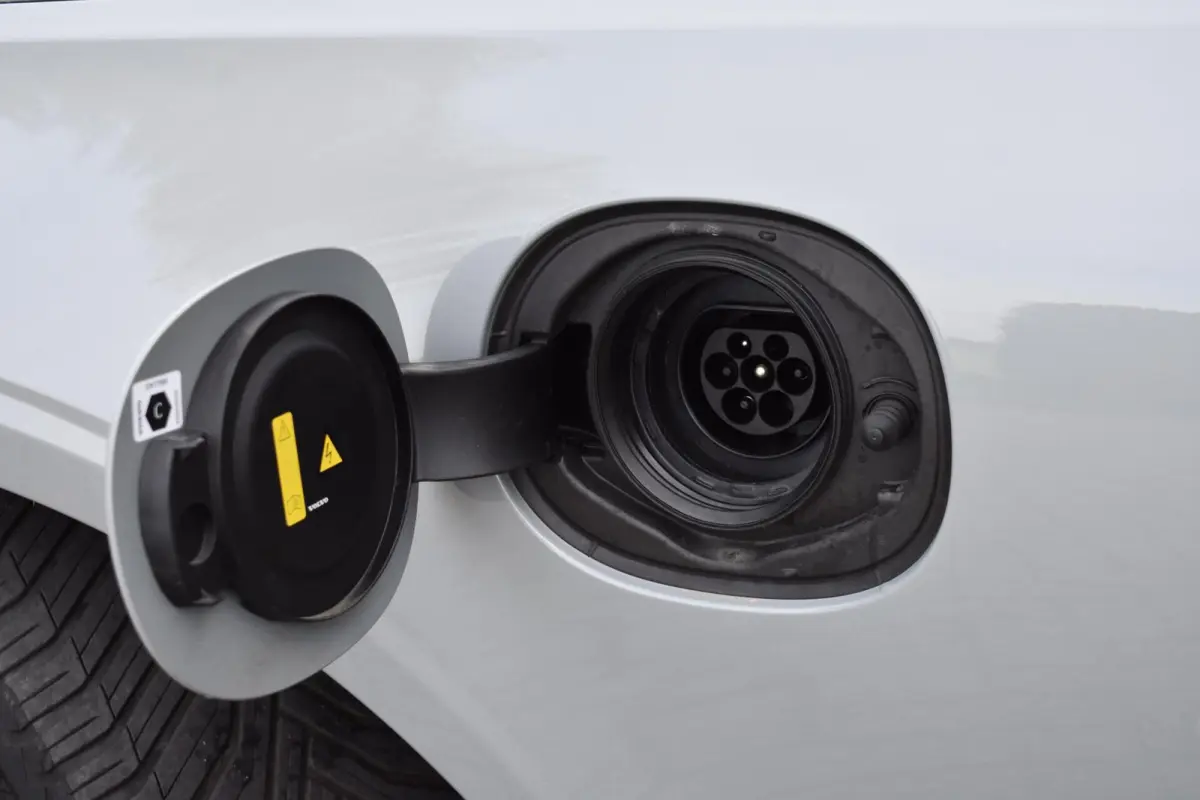 2.0 T6 Plug-in hybrid AWD Plus Dark | NL Auto | Trekhaak | Harman Kardon |