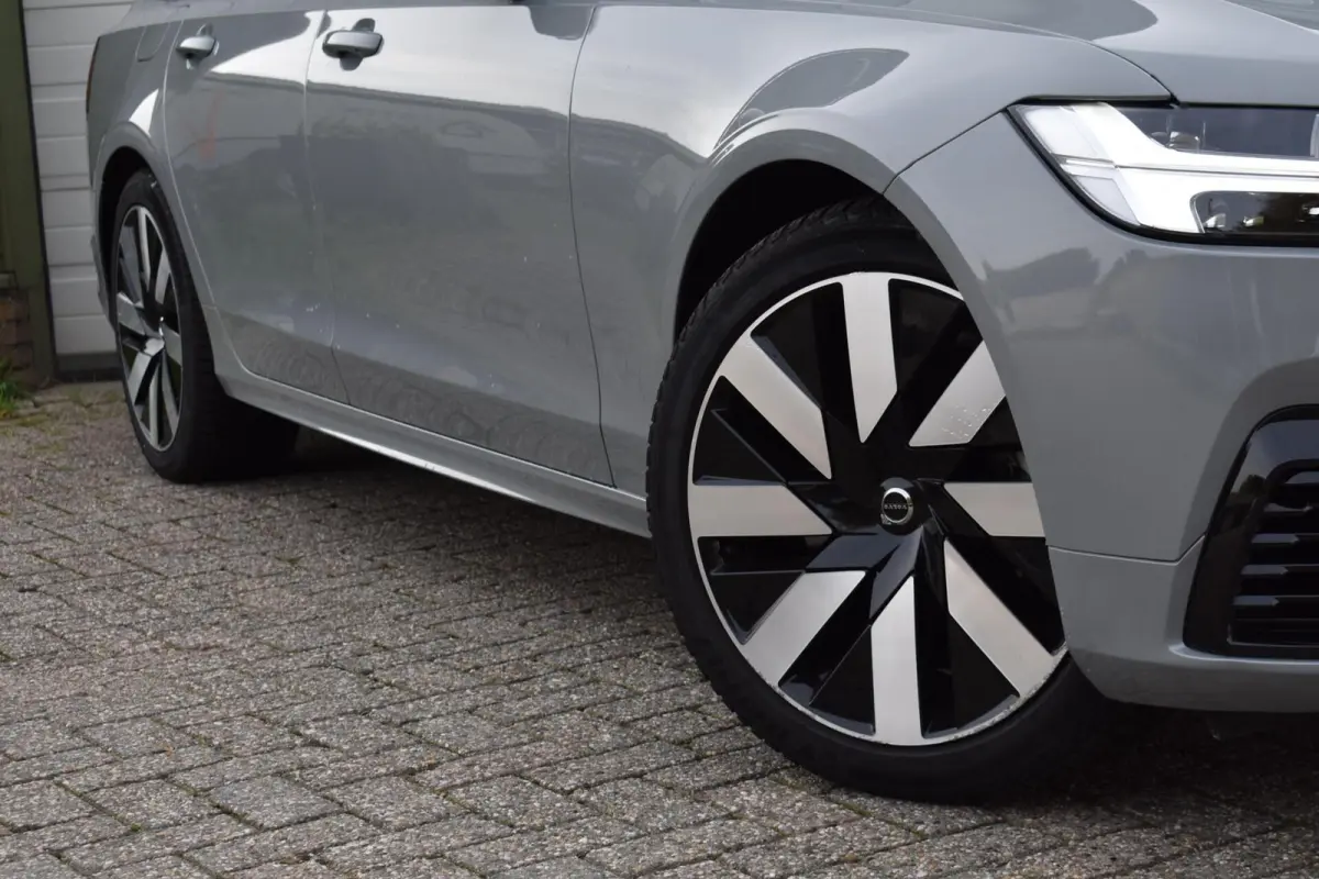 2.0 T6 Plug-in hybrid AWD Plus Dark | NL Auto | Trekhaak | Harman Kardon |