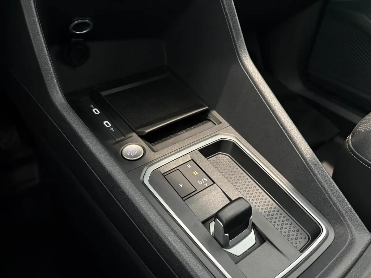 PHEV Limited L2 PREMIUM SENSICO BEKLEDING | AUTOMAAT | CAMERA | ADAPTIVE CRUISE CONTROL | BLIND SPOT | LED LAADRUIMTE VERLICHTING | CARPLAY