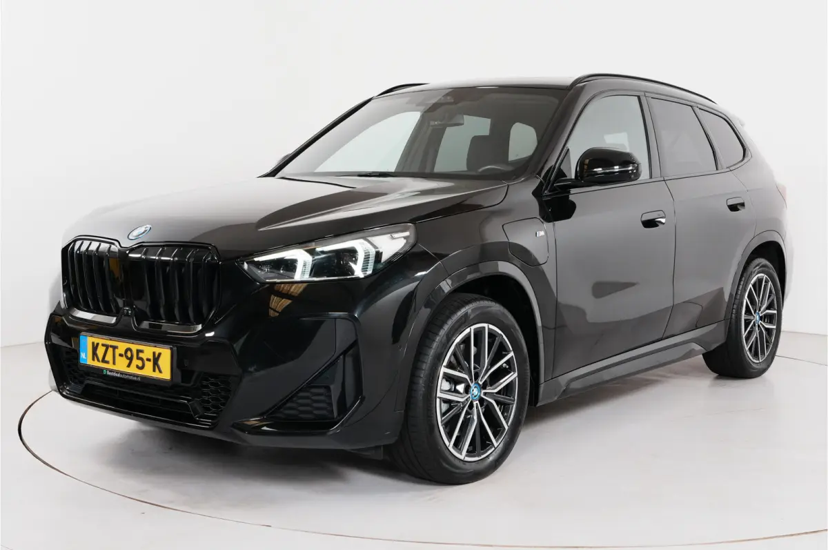 xDrive30e M-sport 327 pk PHEV | Pano | HUD | 360° | 3D View | SOH 91,02% |