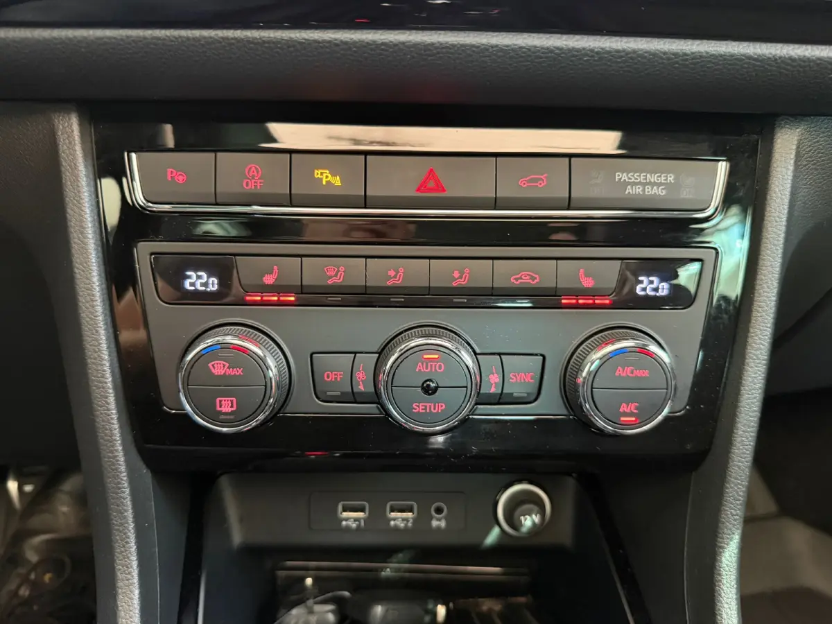 1.5 TSI FR Business Intense, Apple Carplay/Android,Stoelverwarming,Panoramadak,Achteruitrij camera