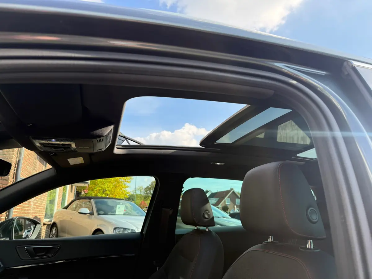 1.5 TSI FR Business Intense, Apple Carplay/Android,Stoelverwarming,Panoramadak,Achteruitrij camera
