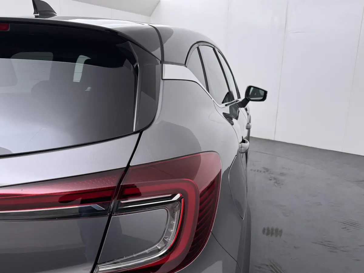 1.8 HEV AT Instyle | € 2.000 Korting! | 360º Camera | Adaptive Cruise Control | Bekleding Leder | Climate Control | Elektrische Stoel | Google Navigatie | Panoramadak | Stoel- en Stuurver
