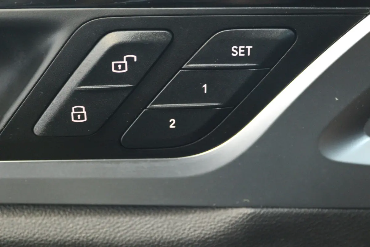 High Executive 80 kWh (SOH 98%, PANORAMADAK, TREKHAAK, CRUISE CONTROL ADAPTIEF, CAMERA, STOELVERWARMING)