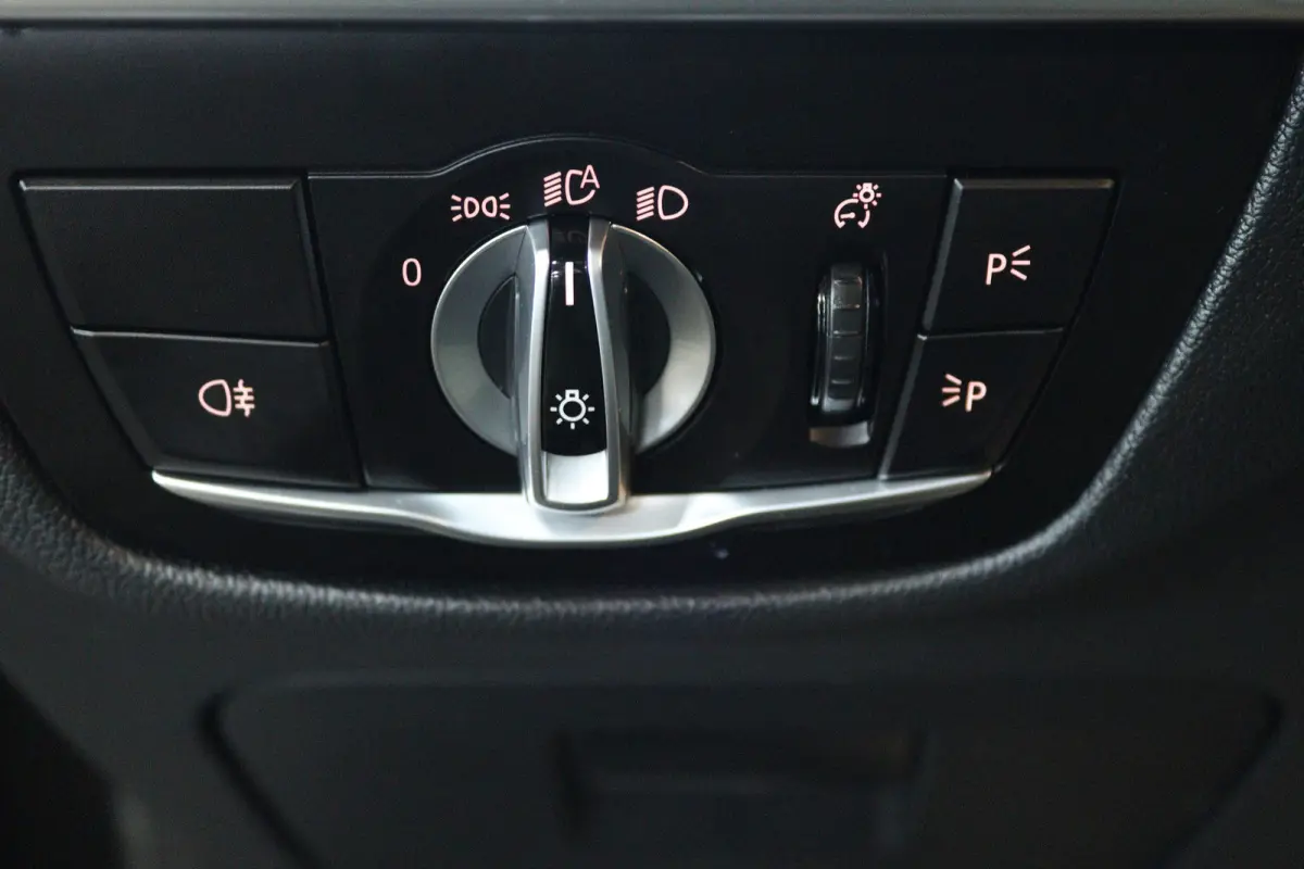High Executive 80 kWh (SOH 98%, PANORAMADAK, TREKHAAK, CRUISE CONTROL ADAPTIEF, CAMERA, STOELVERWARMING)