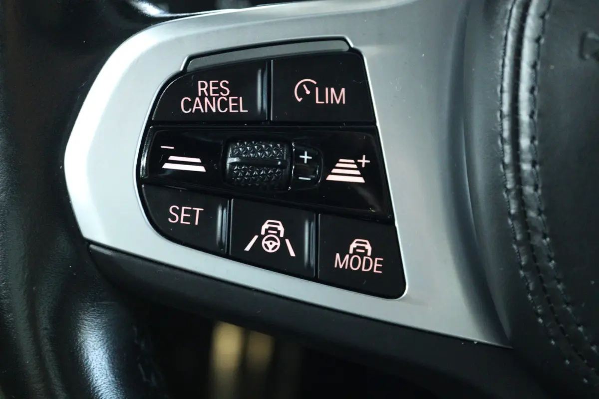 High Executive 80 kWh (SOH 98%, PANORAMADAK, TREKHAAK, CRUISE CONTROL ADAPTIEF, CAMERA, STOELVERWARMING)