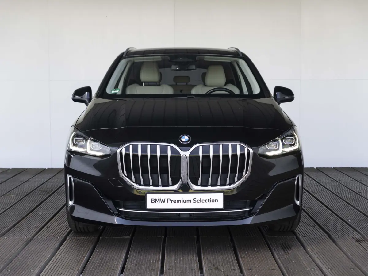 218i | Luxury Line | Premium Pack | Comfort Pack | 17 inch | Comfort Access | Achteruitrijcamera | Sportstoelen | Trekhaak