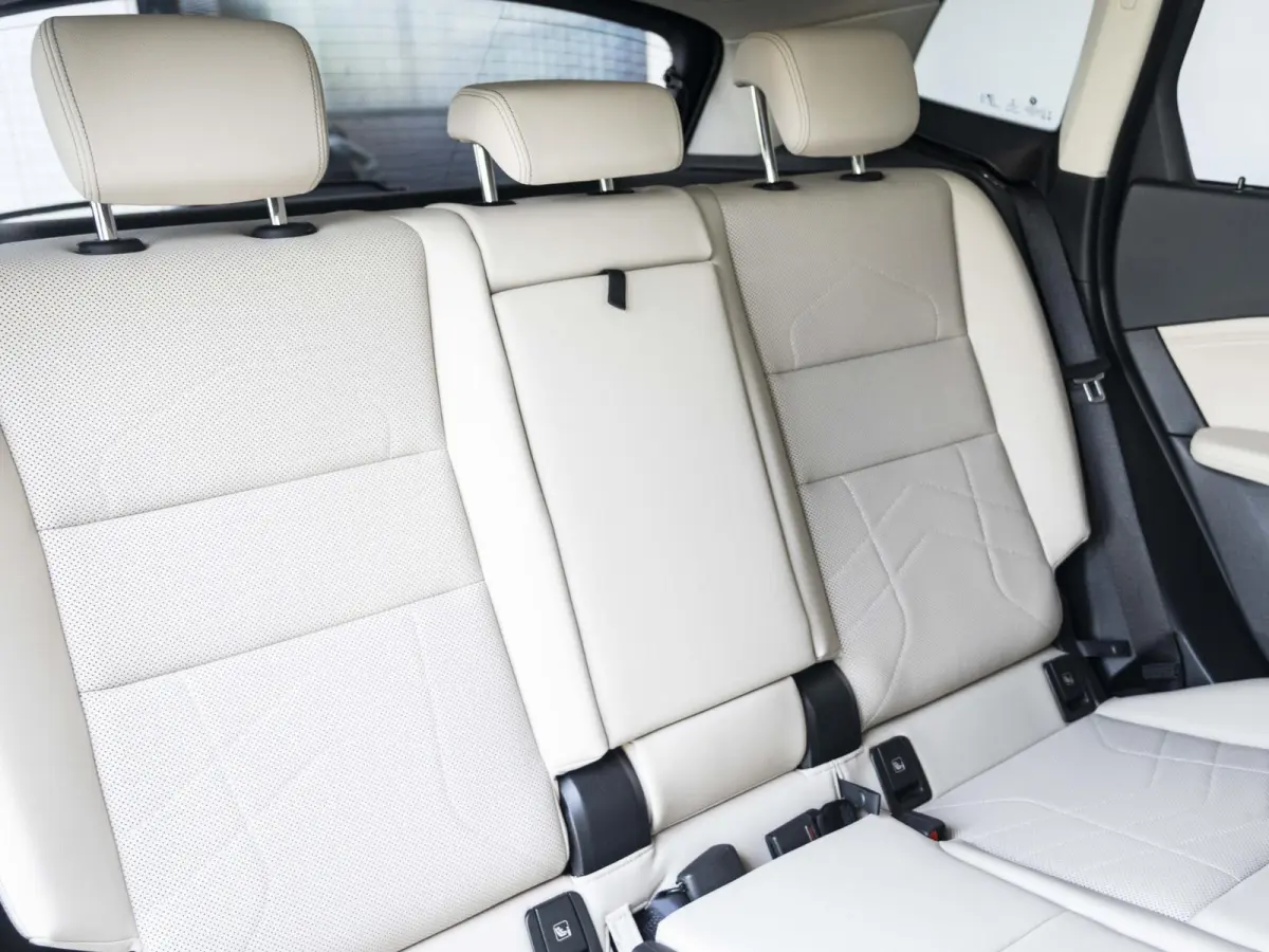 218i | Luxury Line | Premium Pack | Comfort Pack | 17 inch | Comfort Access | Achteruitrijcamera | Sportstoelen | Trekhaak