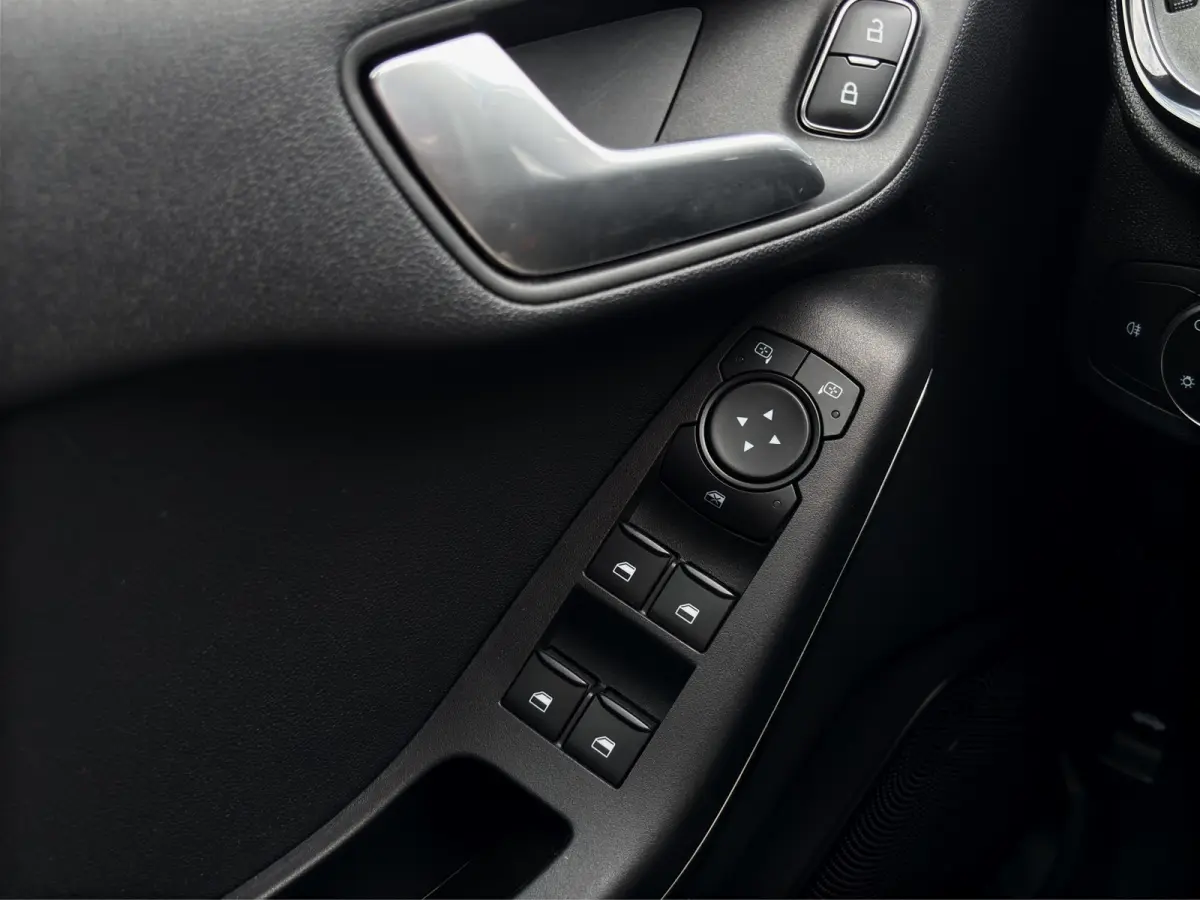 1.0 Hybrid Titanium | Winterpack | Cruise control | CarPlay | Radio |