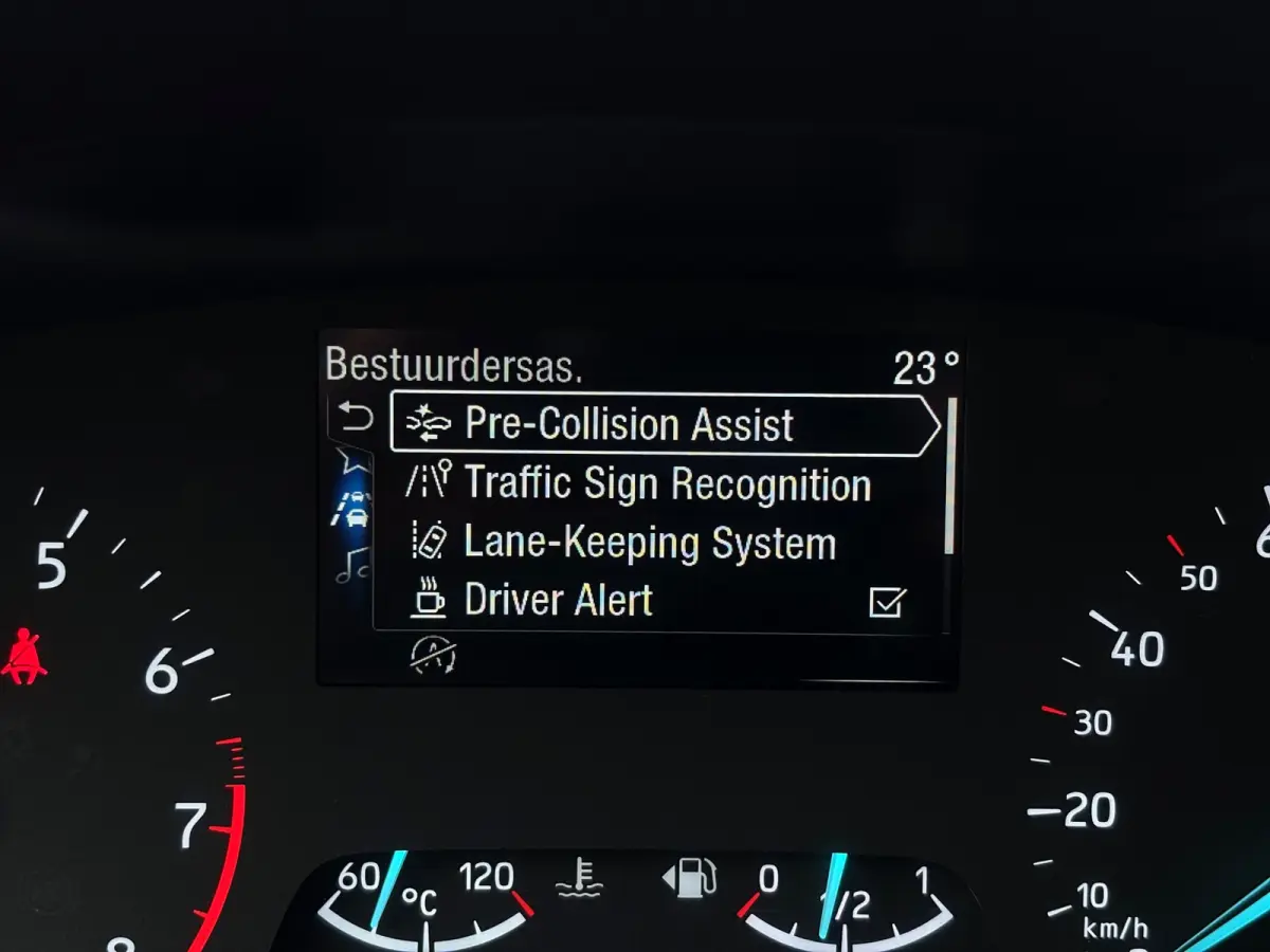 1.0 Hybrid Titanium | Winterpack | Cruise control | CarPlay | Radio |