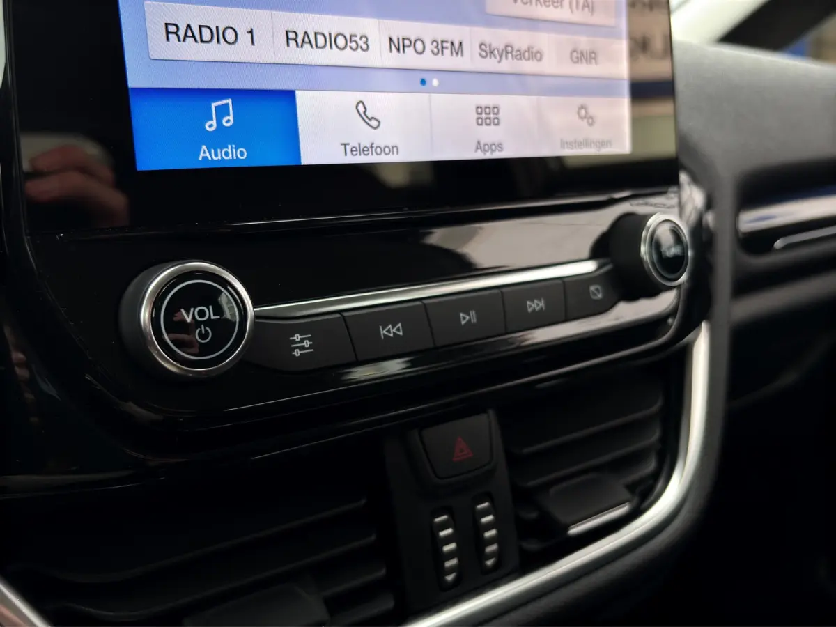 1.0 Hybrid Titanium | Winterpack | Cruise control | CarPlay | Radio |