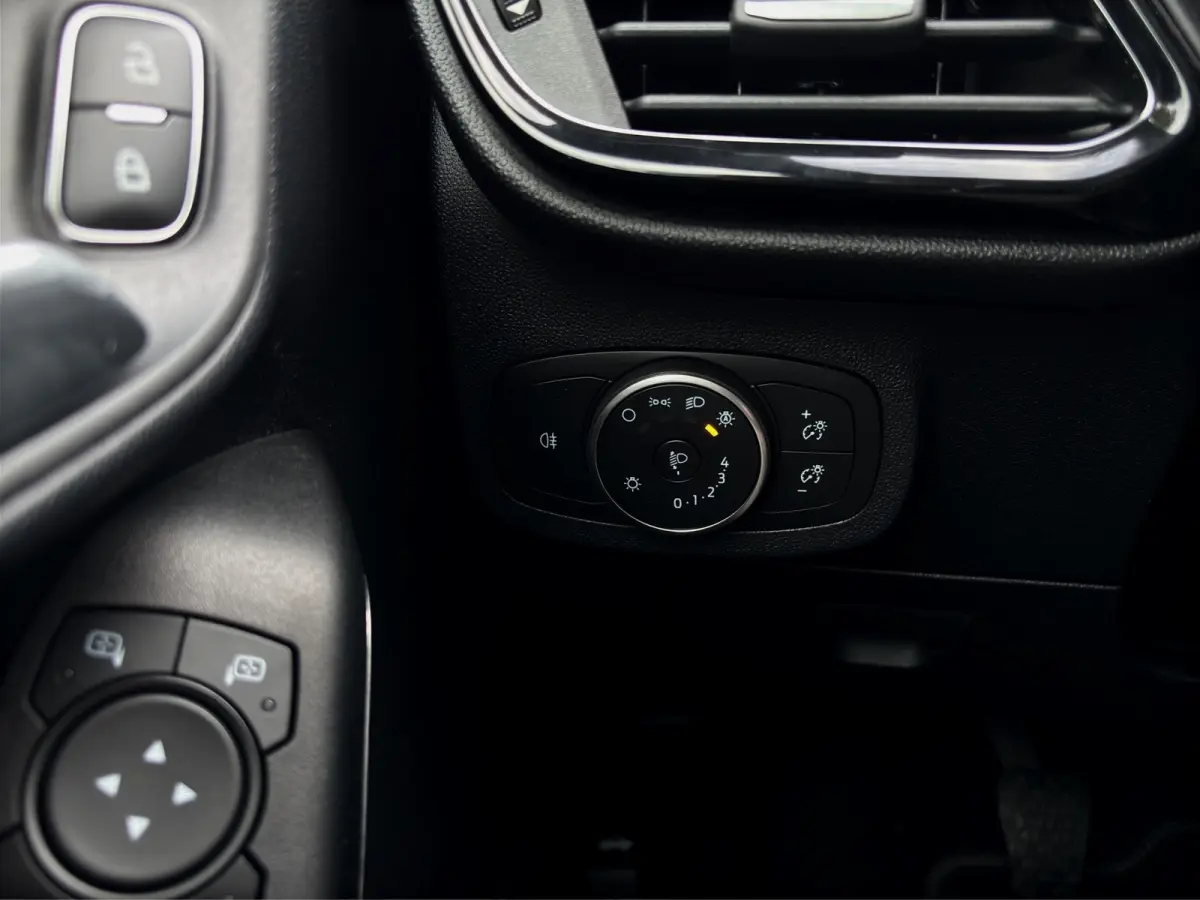 1.0 Hybrid Titanium | Winterpack | Cruise control | CarPlay | Radio |