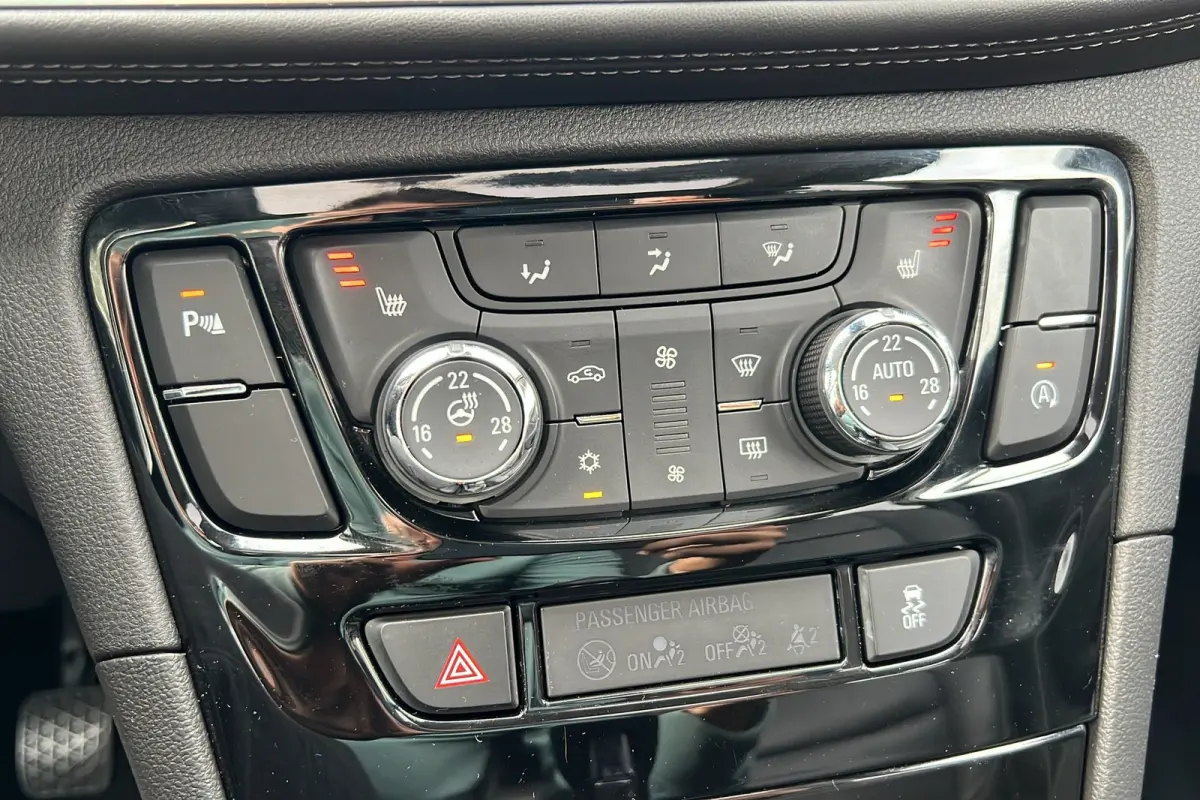 1.4 Turbo Innovation | Stuur- stoelverwarming | Parkeersensoren | DAB+ | Panoramadak | Leer