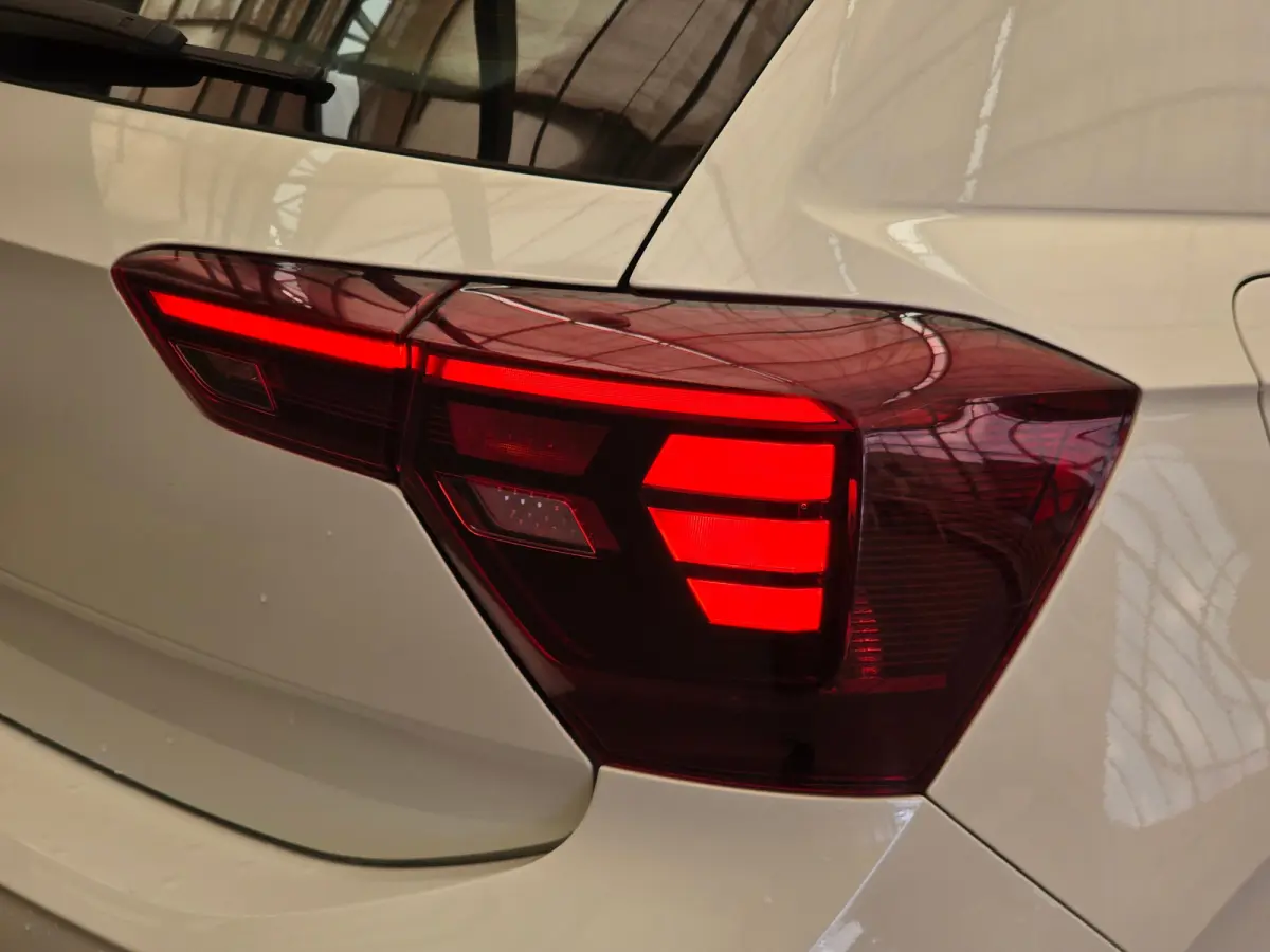 1.0 MPI Airco | Carplay | 15" Lichtmetaal | LED | Cruise | 5-Deurs | DAB | Digitaal Dashboard  | Airco | Buitenspiegels elektrisch verstel- en verwarmbaar | Centrale deurvergrendeling met af