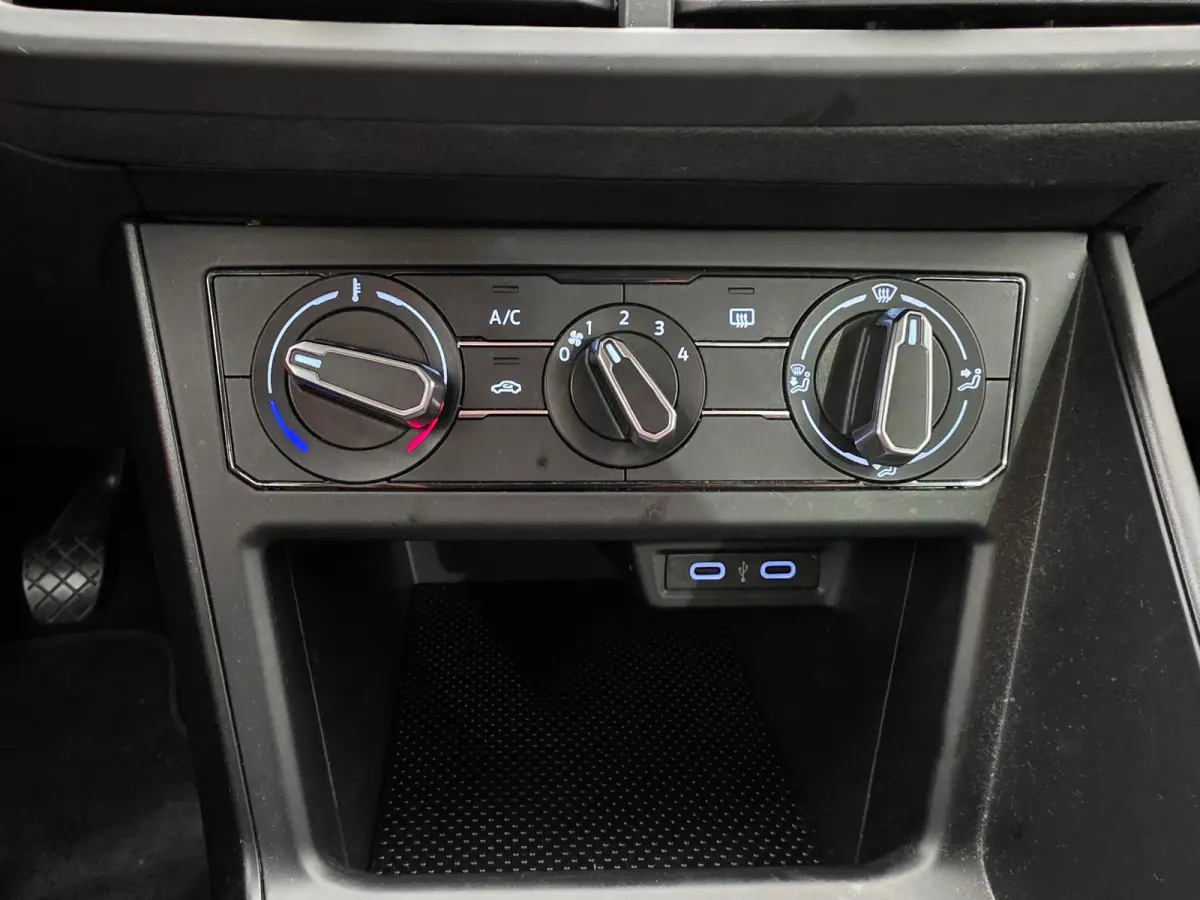1.0 MPI Airco | Carplay | 15" Lichtmetaal | LED | Cruise | 5-Deurs | DAB | Digitaal Dashboard  | Airco | Buitenspiegels elektrisch verstel- en verwarmbaar | Centrale deurvergrendeling met af
