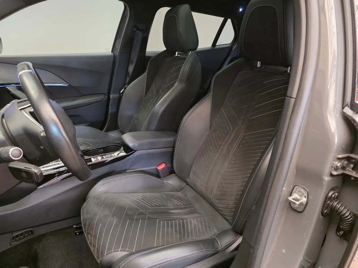 EV GT 54 kWh Panorama Dak | Camera Rondom | Alcantare/Leer | Elek. Stoel met Massage | 18" Lichtmetaal | Stoelverwarming | Achteruitrijcamera | Afwijkende dakkleur | Airco (automatisch)